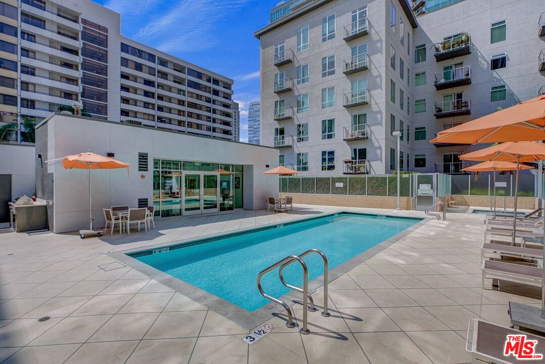 645 W 9th St Unit: 740