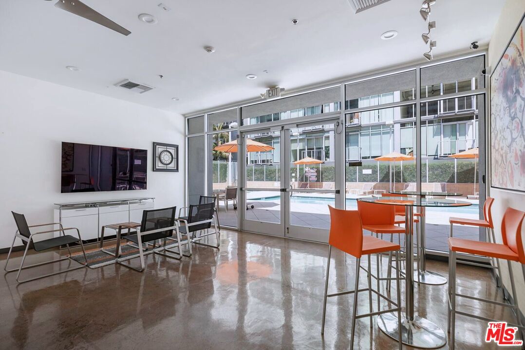 645 W 9th St Unit: 740