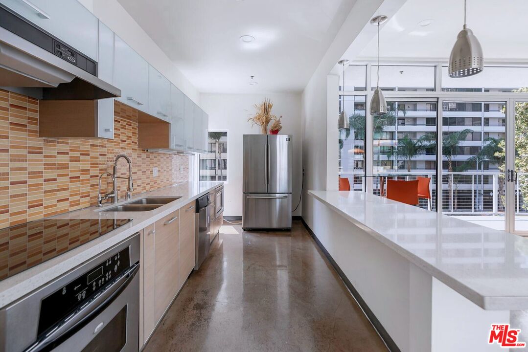645 W 9th St Unit: 740