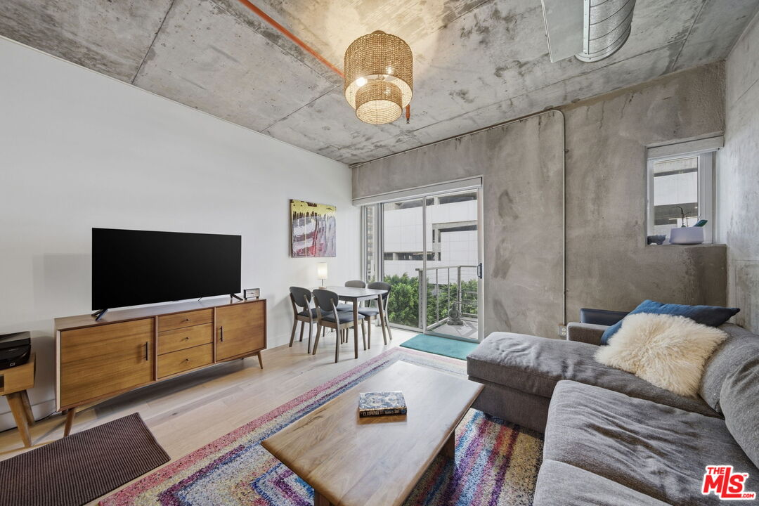 645 W 9th St Unit: 406