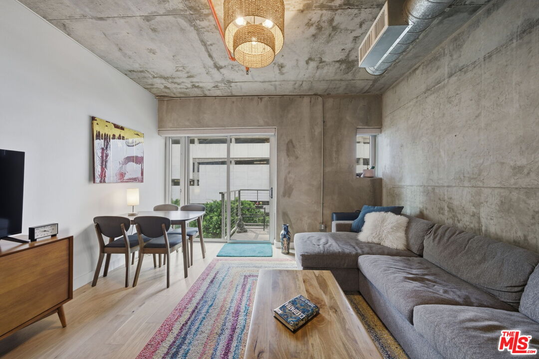 645 W 9th St Unit: 406
