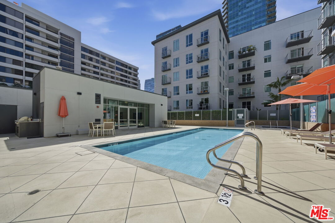 645 W 9th St Unit: 406