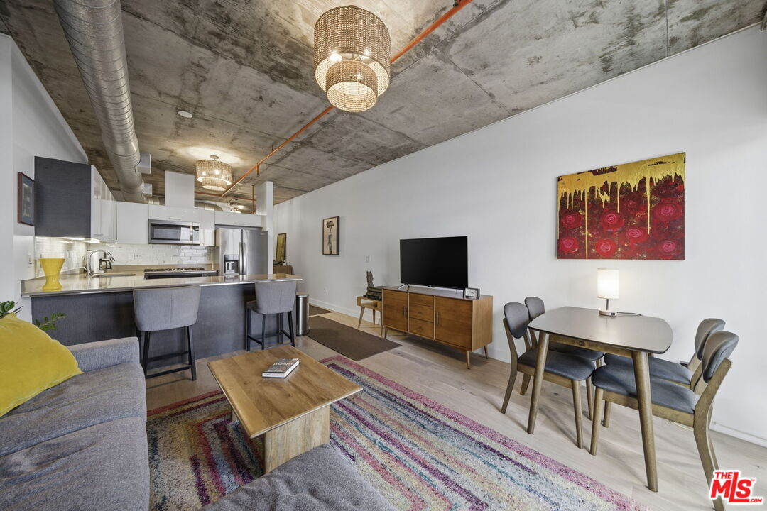 645 W 9th St Unit: 406