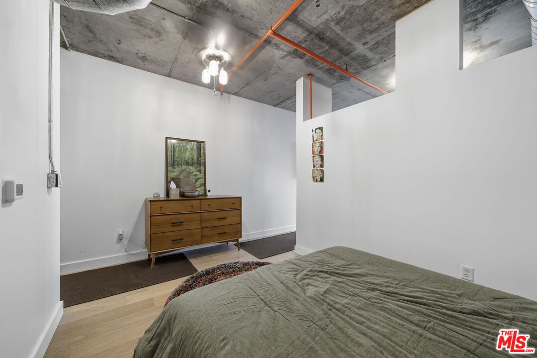 645 W 9th St Unit: 406