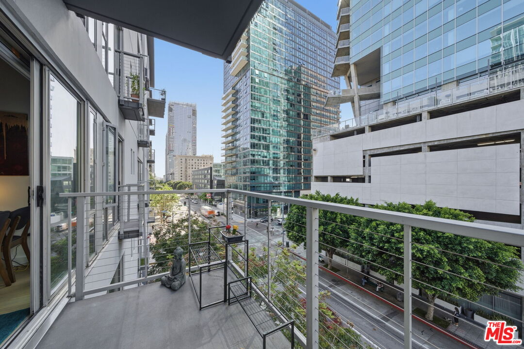 645 W 9th St Unit: 406