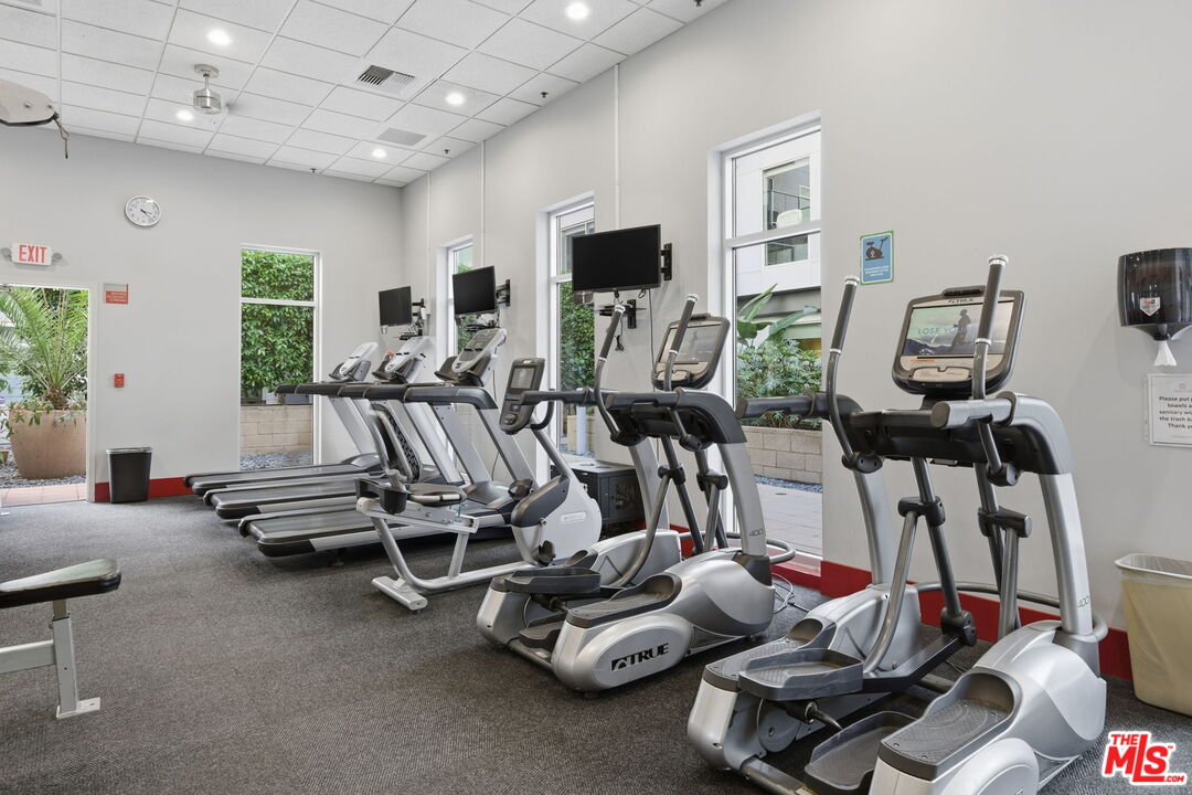 645 W 9th St Unit: 406