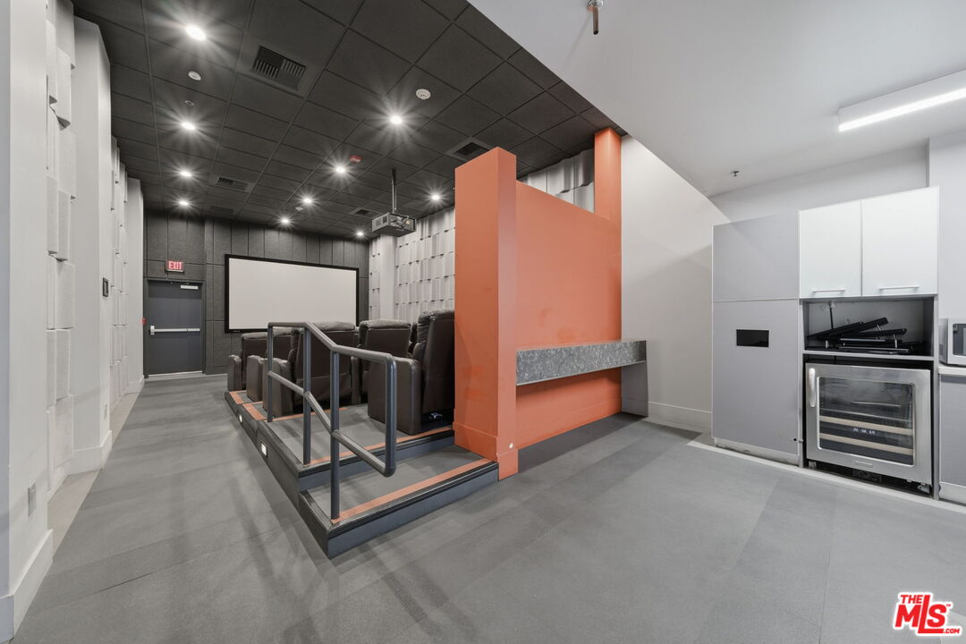 645 W 9th St Unit: 406