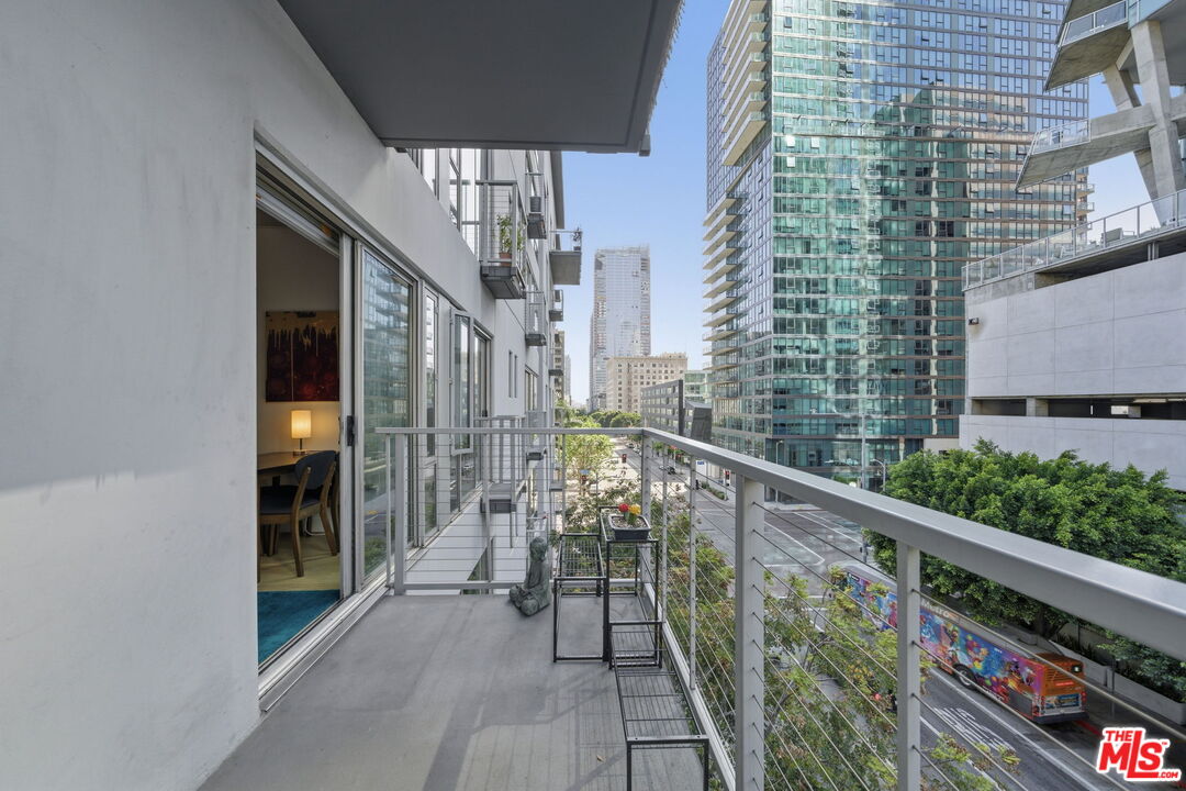 645 W 9th St Unit: 406