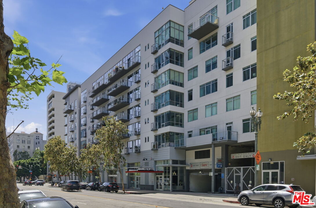 645 W 9th St Unit: 406