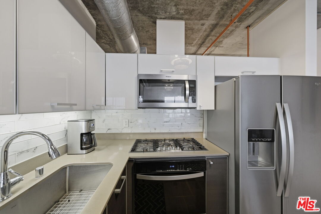 645 W 9th St Unit: 406