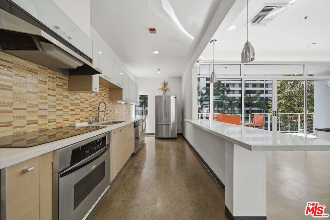 645 W 9th St Unit: 406
