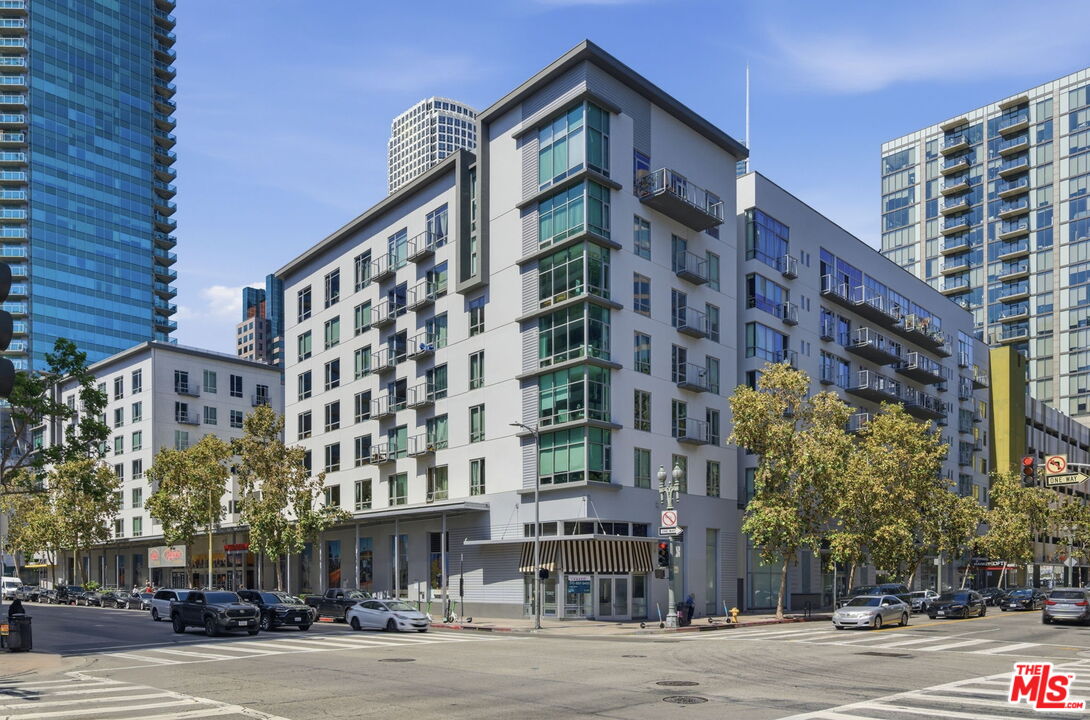 645 W 9th St Unit: 406