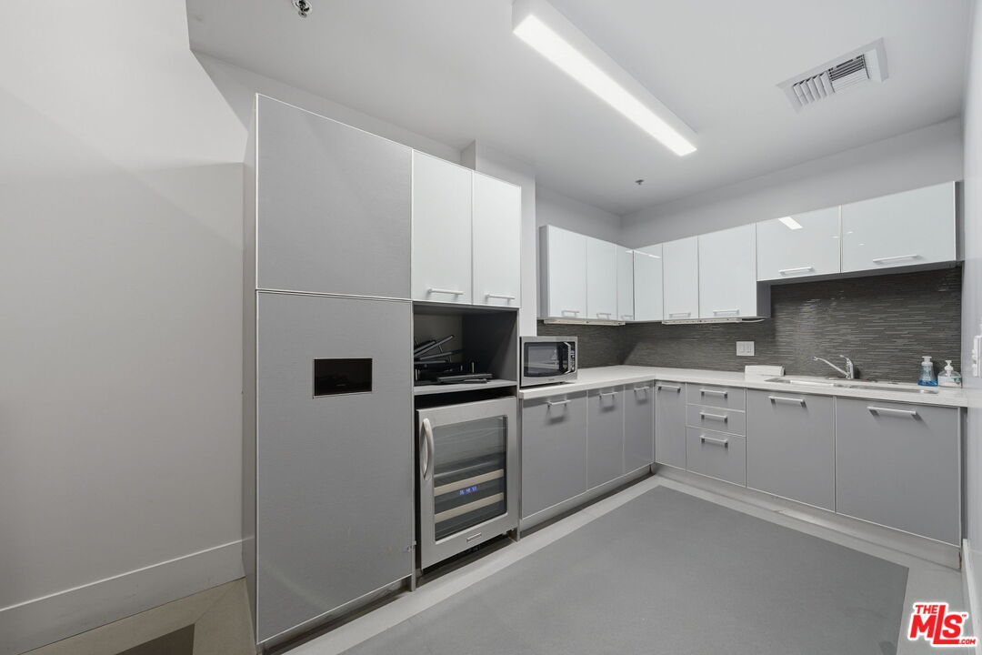 645 W 9th St Unit: 406
