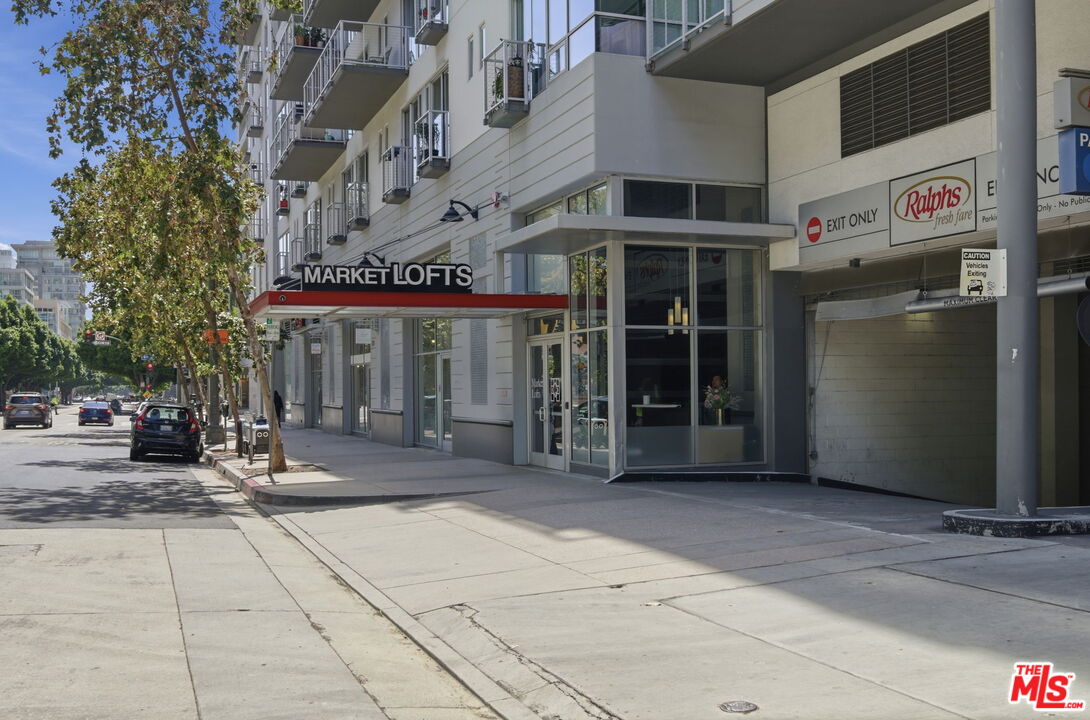 645 W 9th St Unit: 406
