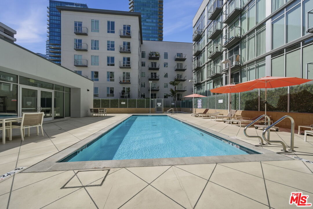 645 W 9th St Unit: 406