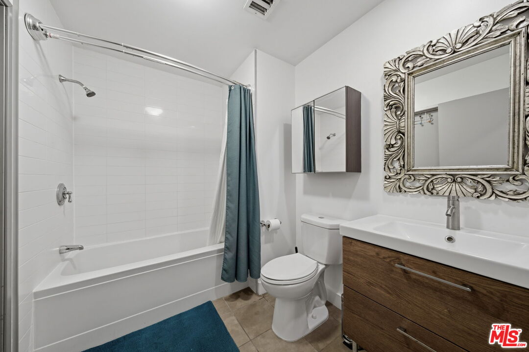 645 W 9th St Unit: 406
