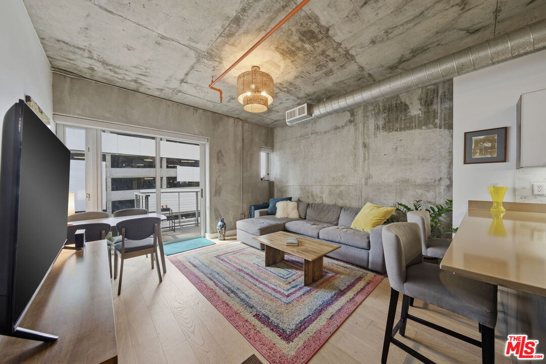 645 W 9th St Unit: 406