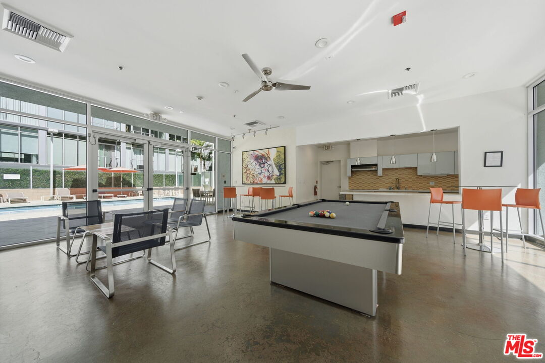 645 W 9th St Unit: 406