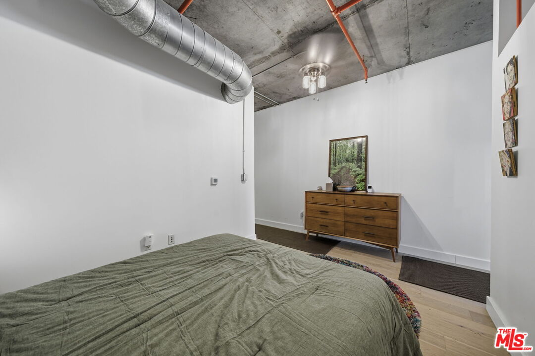 645 W 9th St Unit: 406