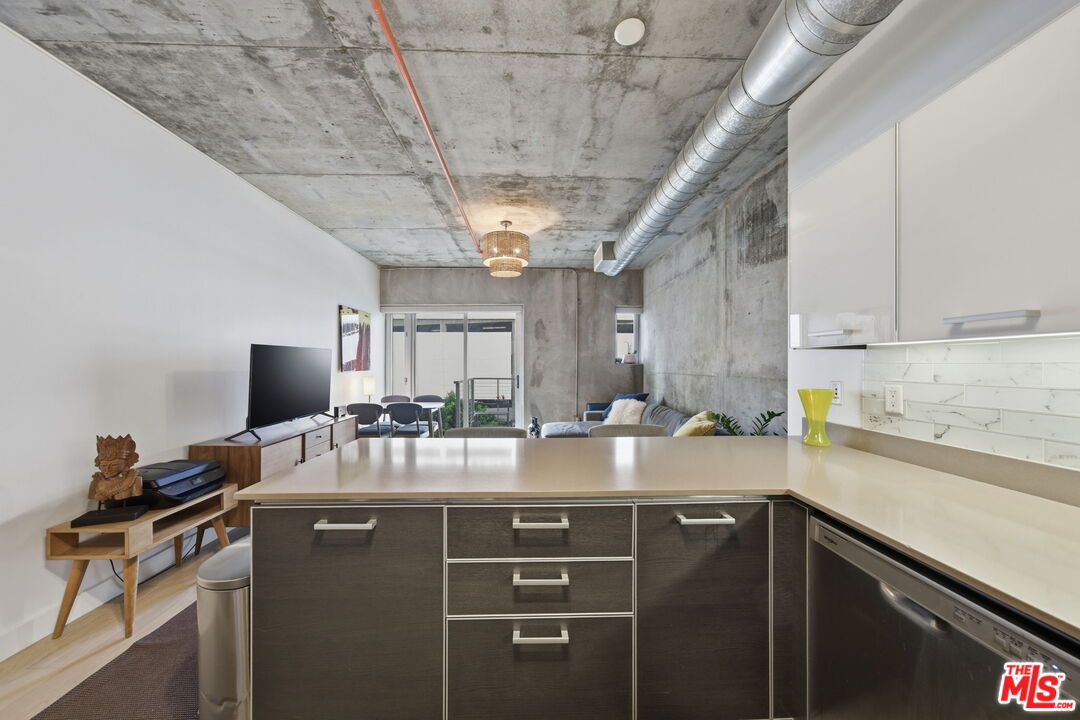 645 W 9th St Unit: 406
