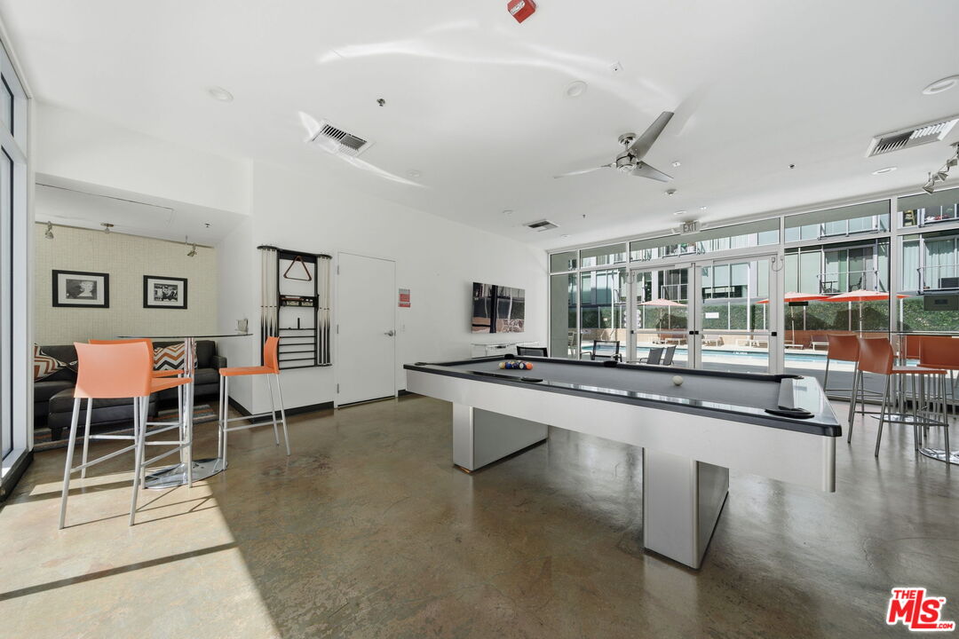 645 W 9th St Unit: 406