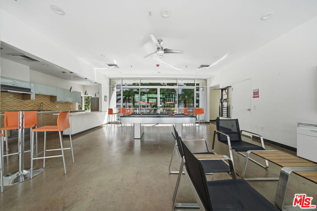 645 W 9th St Unit: 406