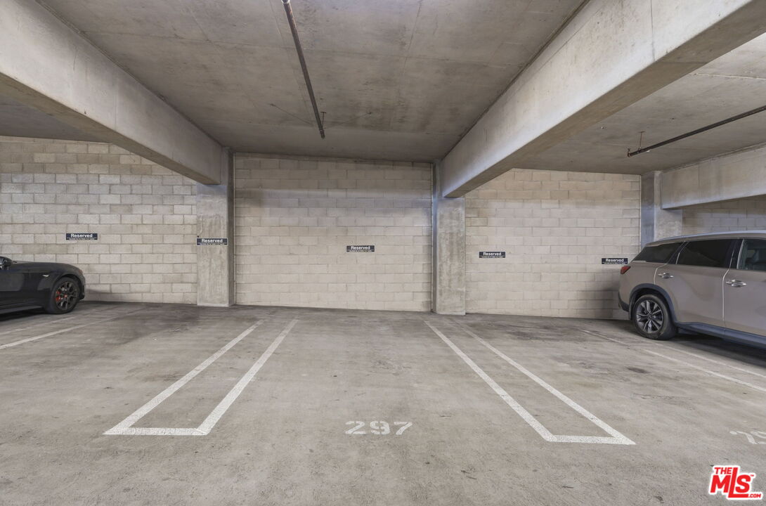 645 W 9th St Unit: 406