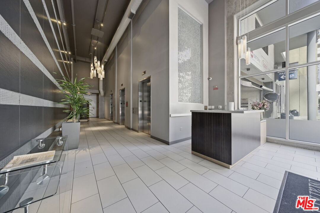 645 W 9th St Unit: 406