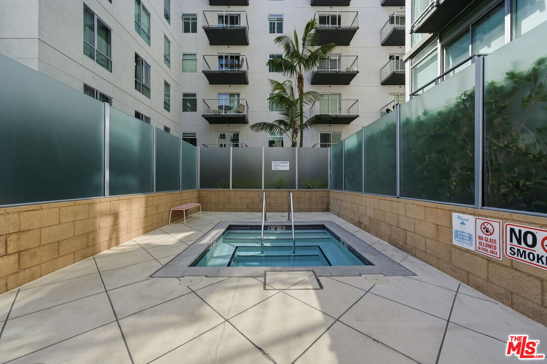 645 W 9th St Unit: 406