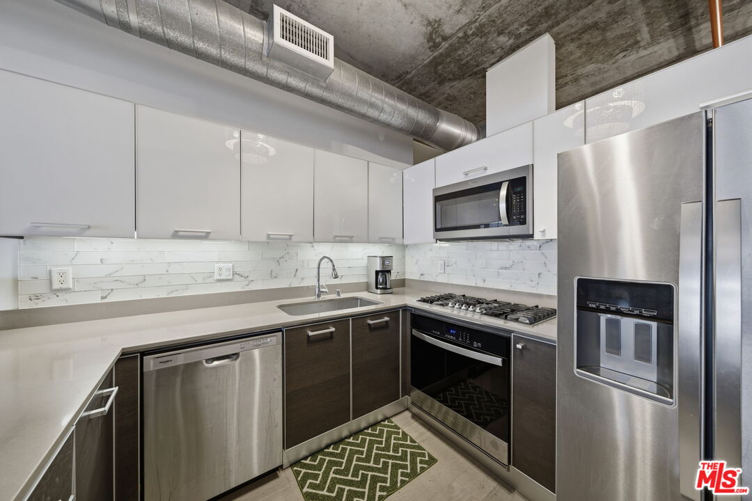 645 W 9th St Unit: 406