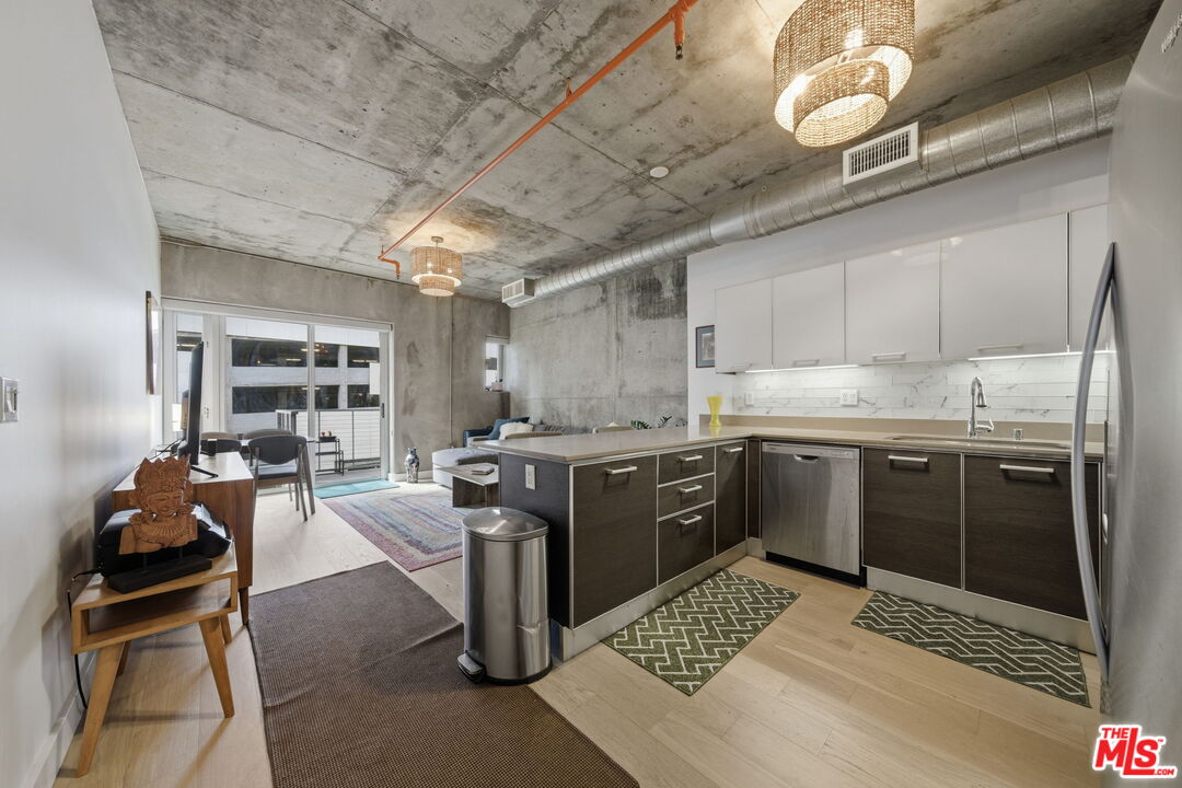 645 W 9th St Unit: 406