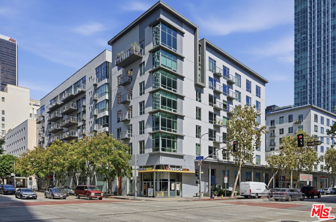 645 W 9th St Unit: 406