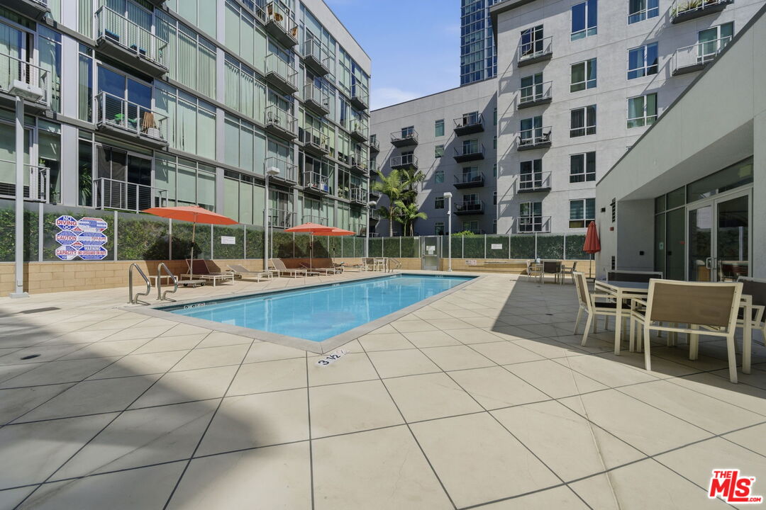 645 W 9th St Unit: 406