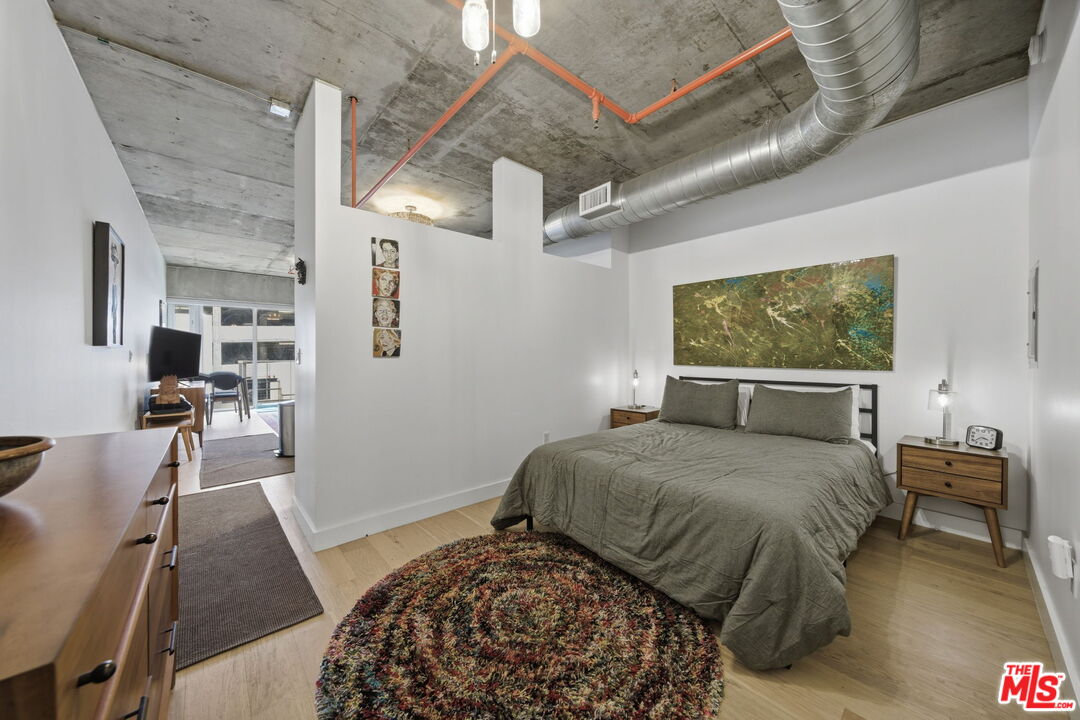 645 W 9th St Unit: 406