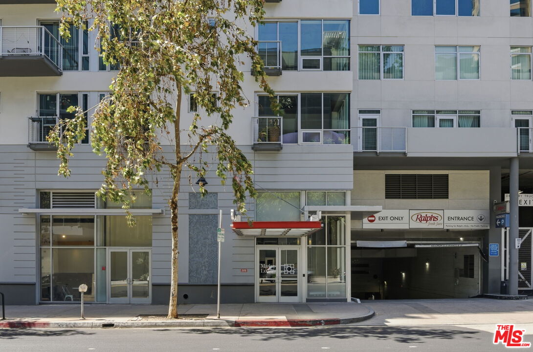 645 W 9th St Unit: 406