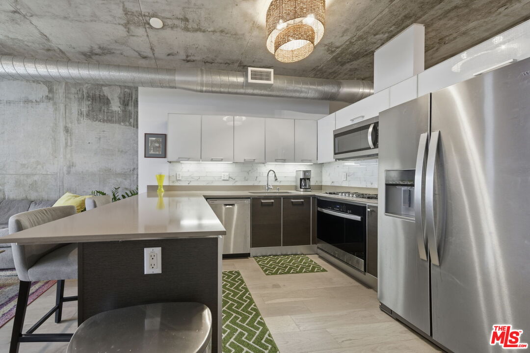 645 W 9th St Unit: 406