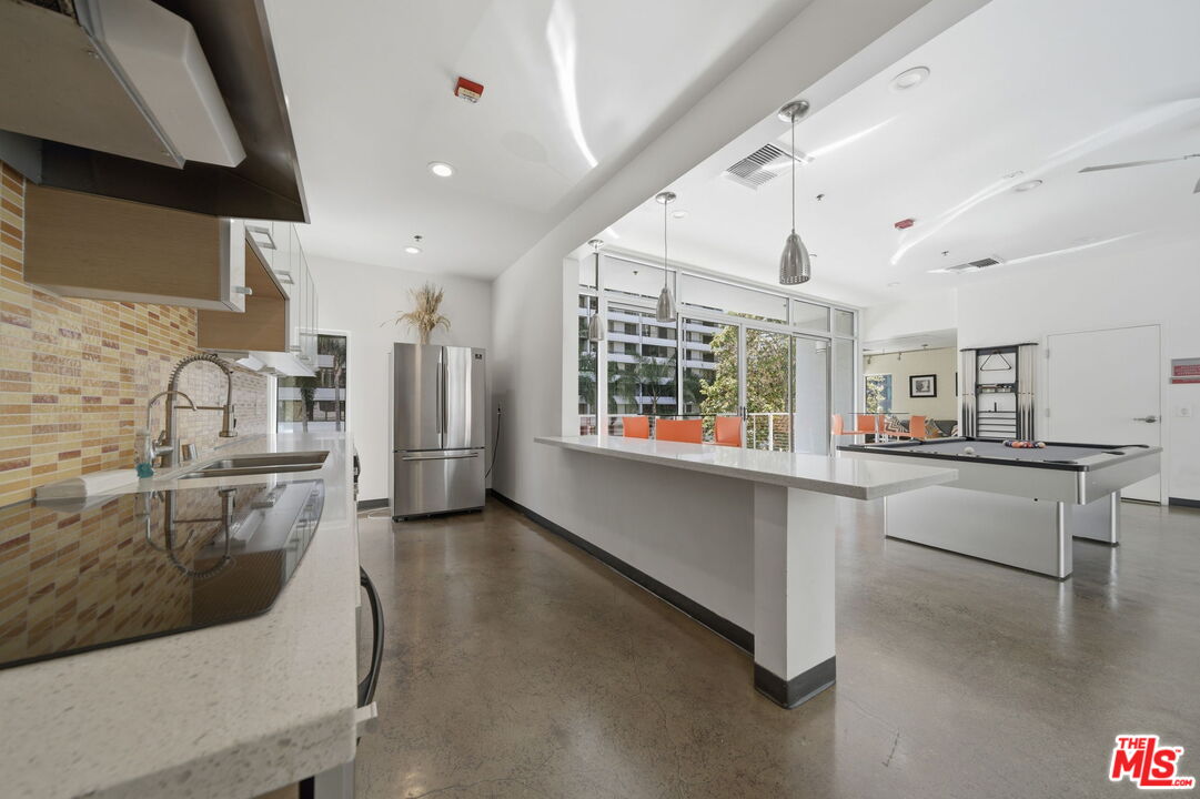 645 W 9th St Unit: 406
