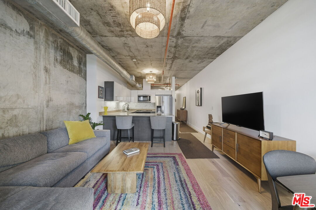 645 W 9th St Unit: 406