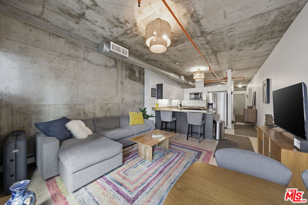 645 W 9th St Unit: 406