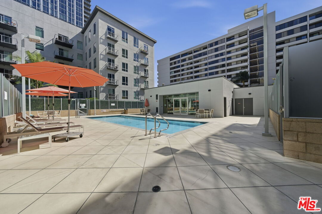 645 W 9th St Unit: 406