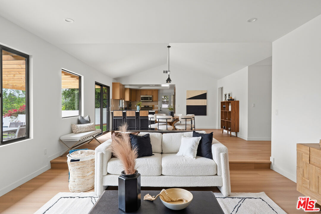 974 La Canada Verdugo Rd