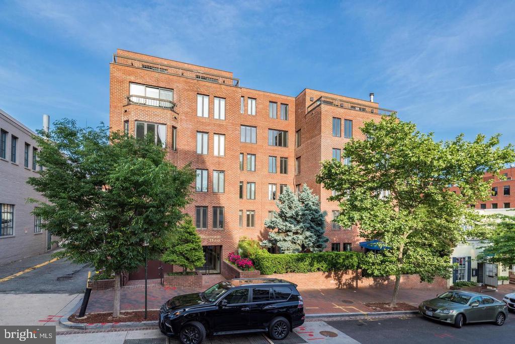 1045 31ST STREET NW Unit: 21
