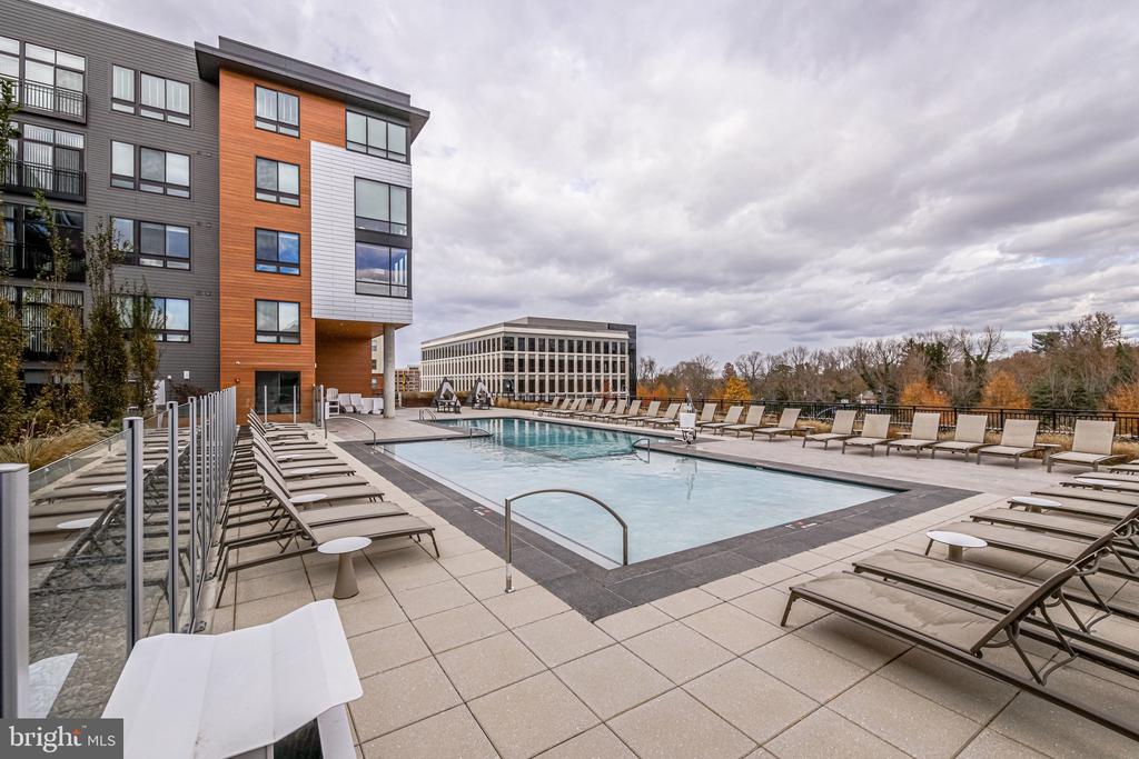 145 RIVERHAVEN DR #135