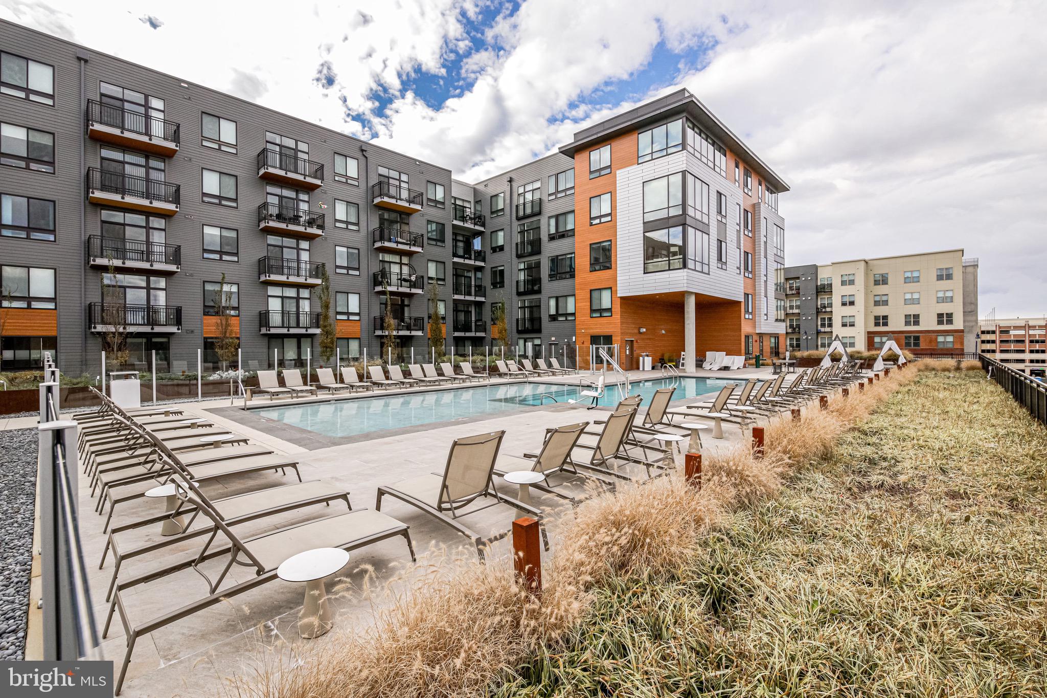 145 RIVERHAVEN DR #135