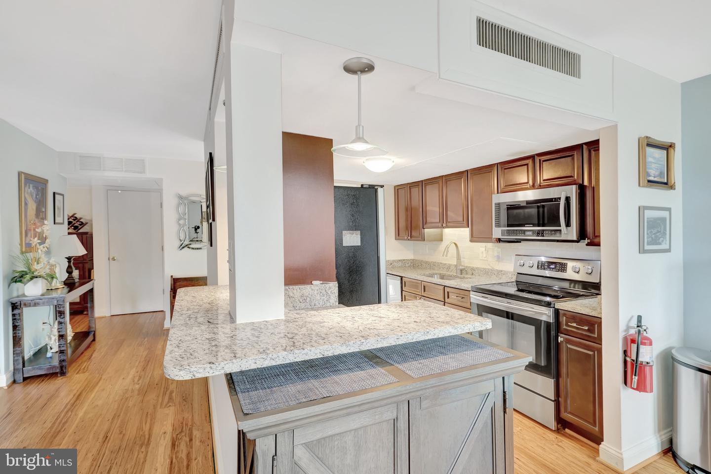 11428 Washington Plz W #11428