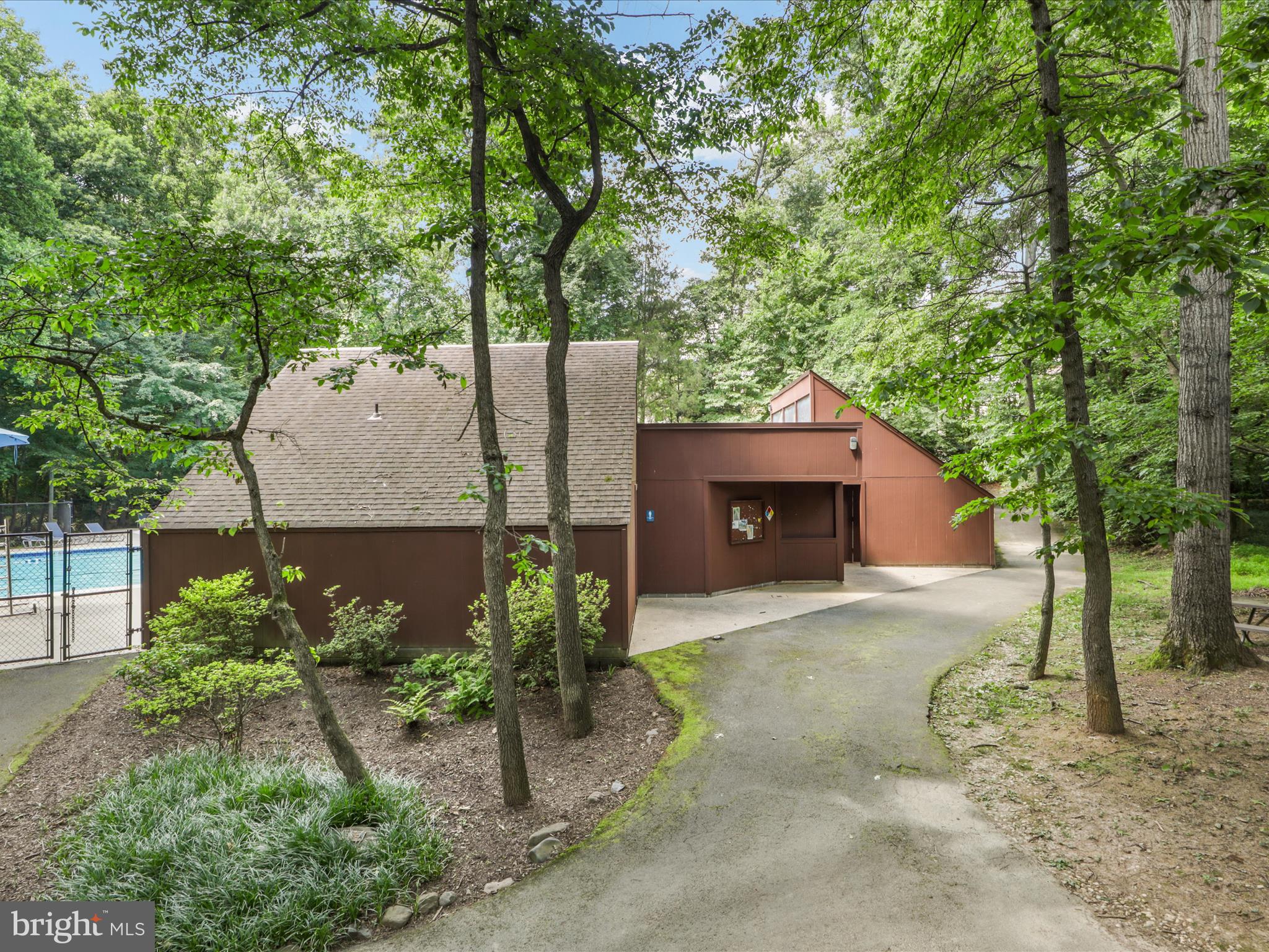 2425 Ansdel Ct