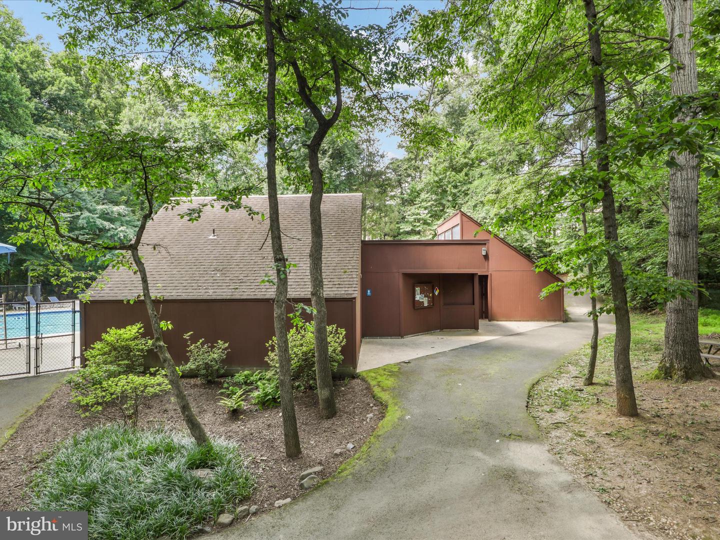 2425 Ansdel Ct