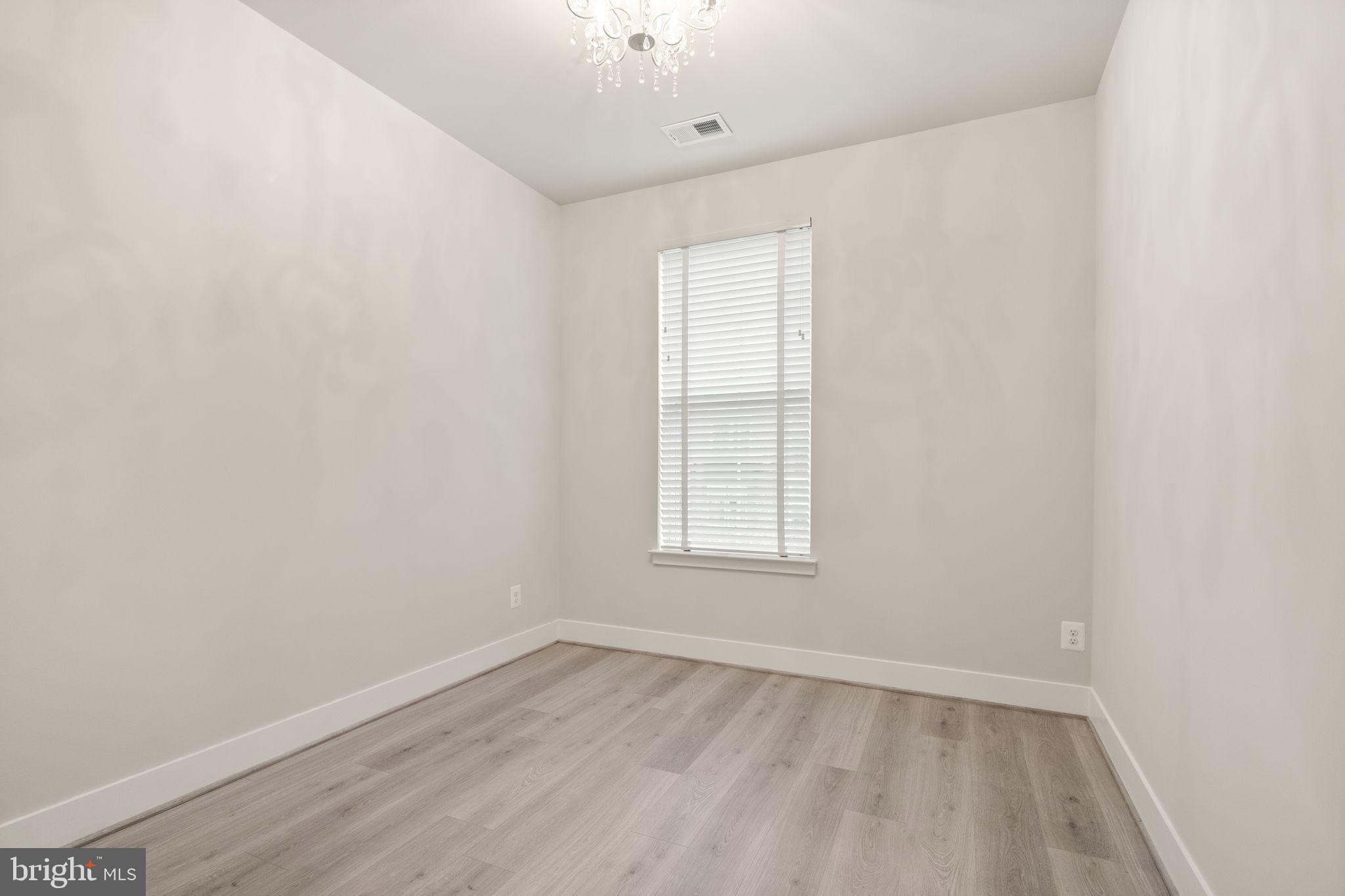 11696 Sunrise Square Pl