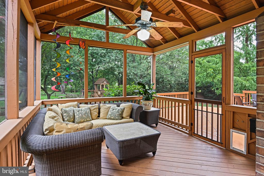 13604 White Barn Ln