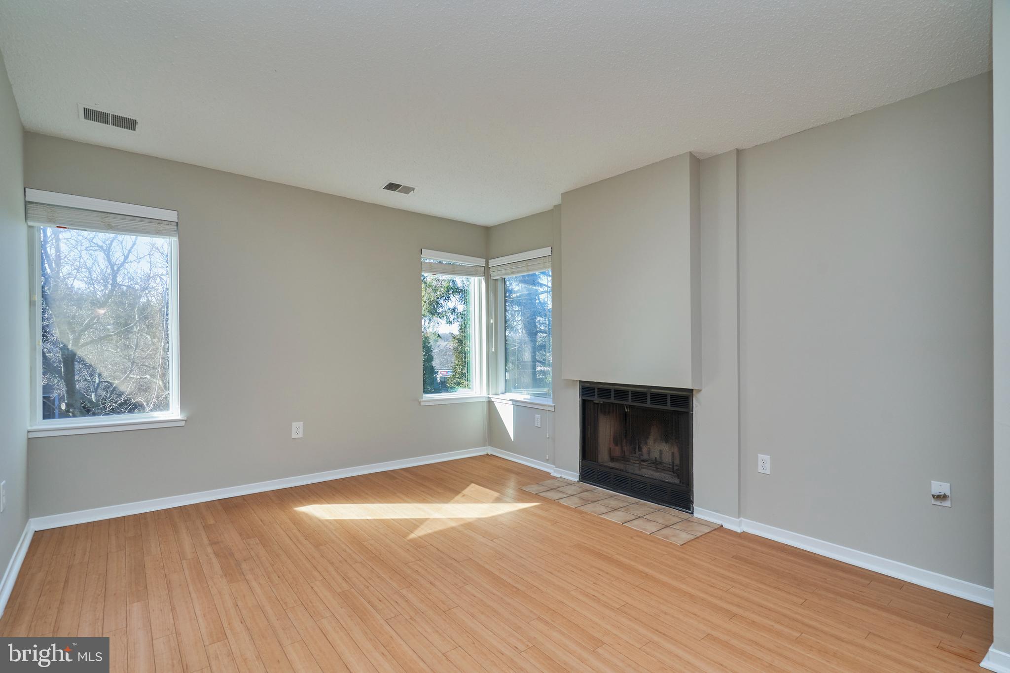 1970-B VILLARIDGE DR #B